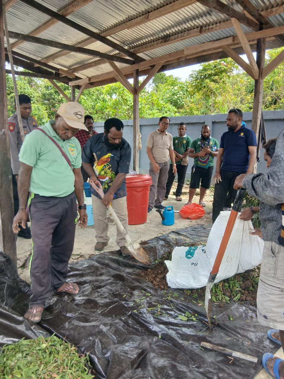 Proses pencampuran tumbuhan dan kotoran ternak