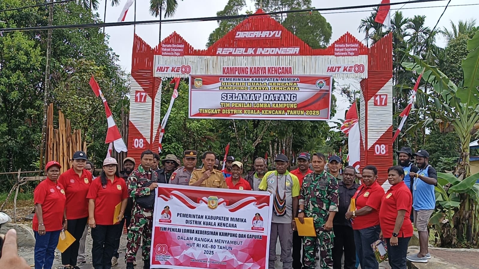 Tim penilai lomba kebersihan kampung dari Distrik Kuala Kencana saat mengunjungi Kampung Karya Kencana