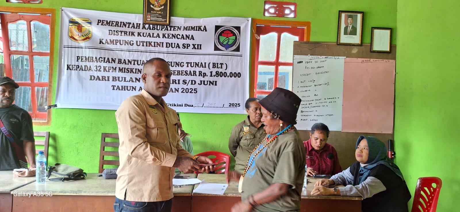 Penyerahan Bantuan Langsung Tunai kepada warga