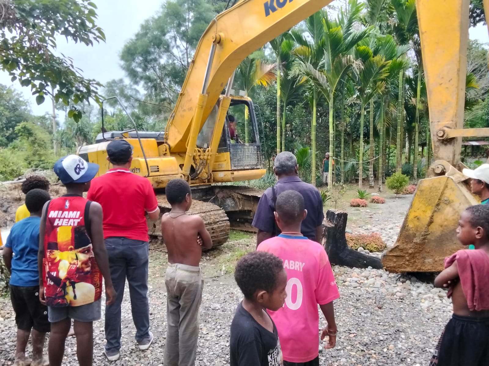 BONGKAR JALAN SEPANJANG 600 METER DAN NORMALISASI SUNGAI SEPANJANG 1 KM