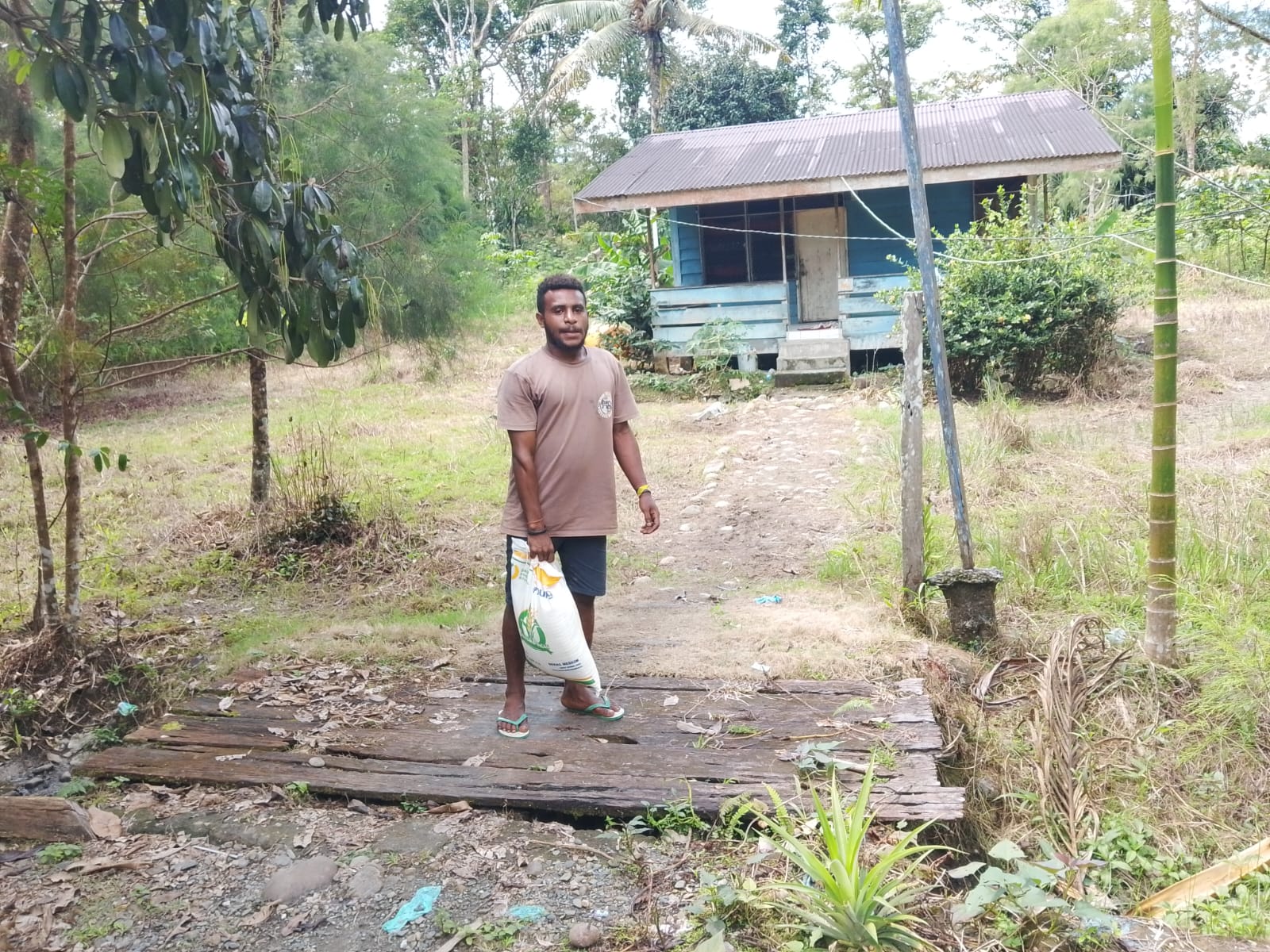 Warga Kampung Utikini II saat menerima bantuan beras