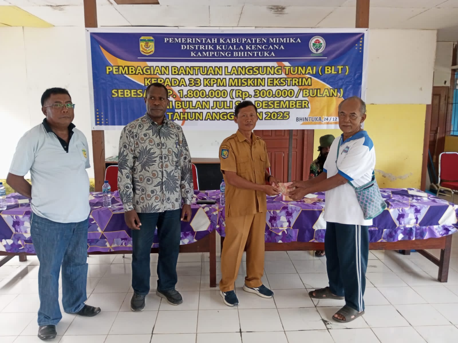 Sekertaris Kampung Bhintuka Eko Kurniawan saat menyerahkan BLT kepada warga 
