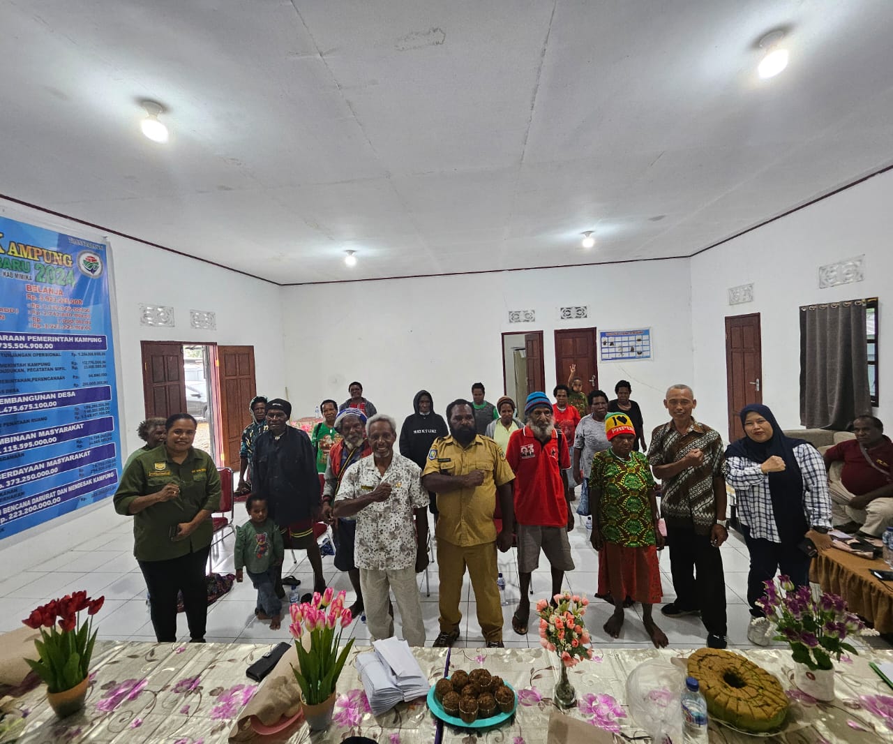Foto bersama sebelum penyaluran Bantuan Langsung Tunai