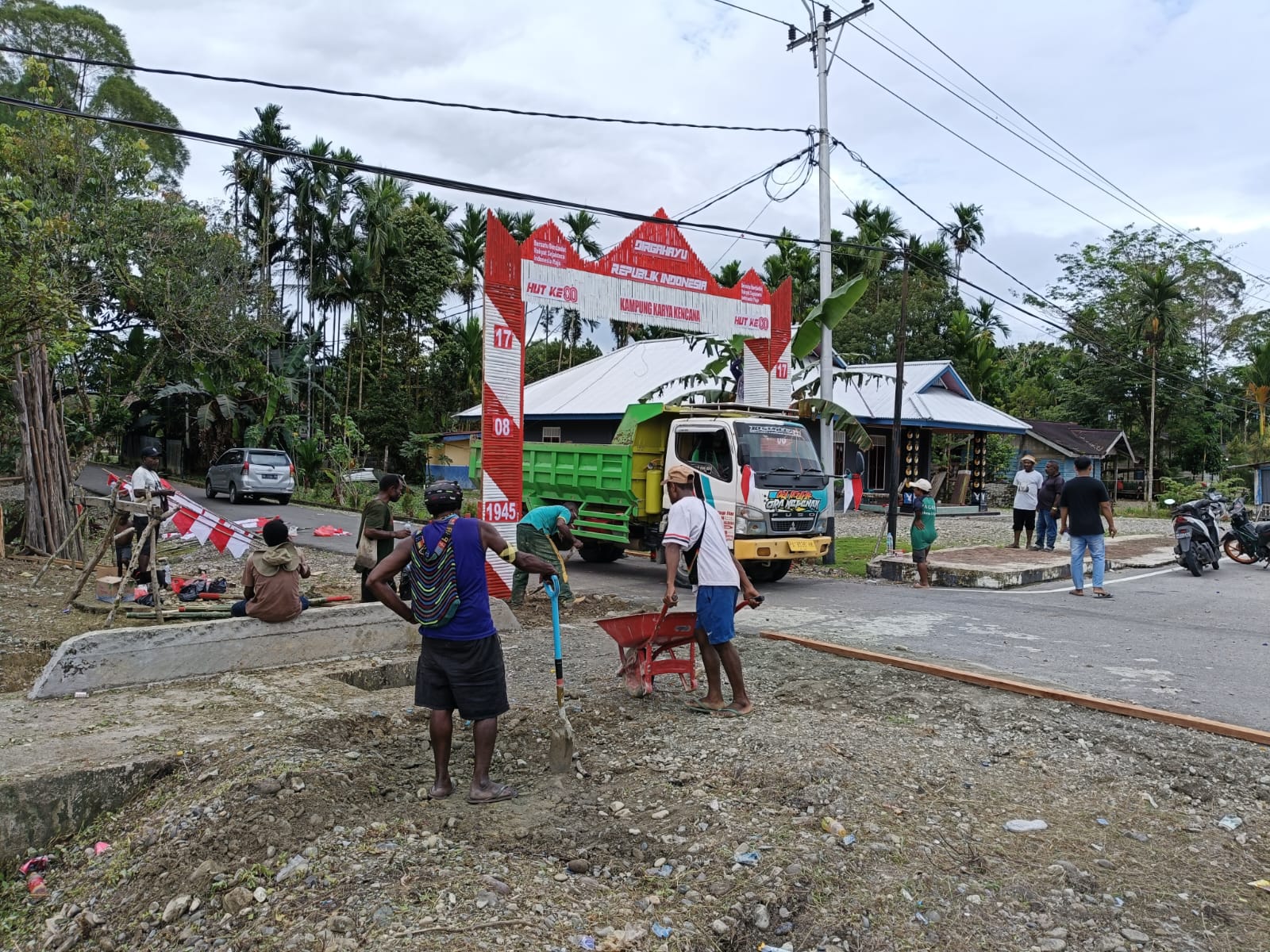 Kampung Karya Kencana sedang membangun gapura