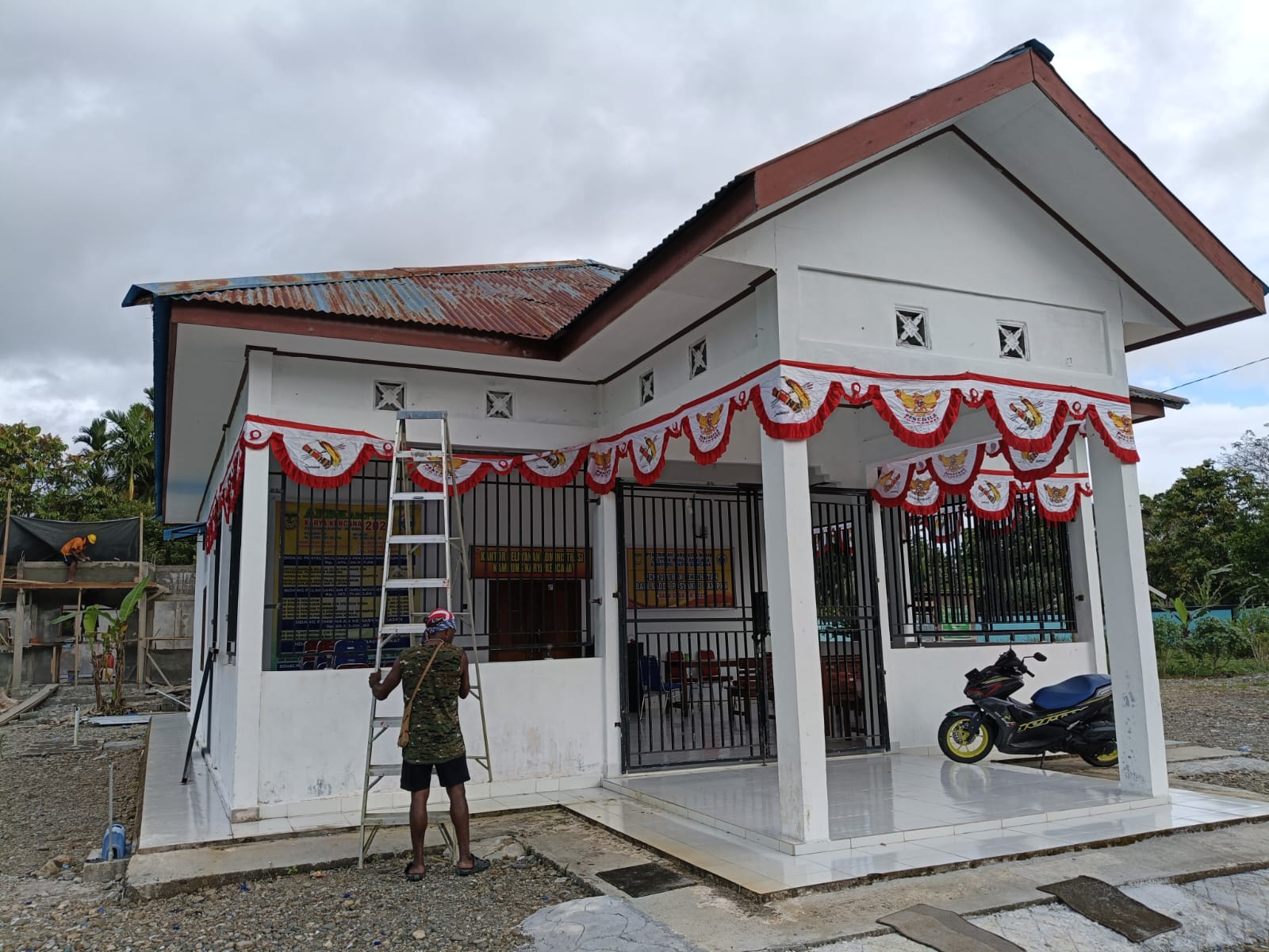 Warga Kampung Karya Kencana saat memasang umbul-umbul bernuansa merah putih