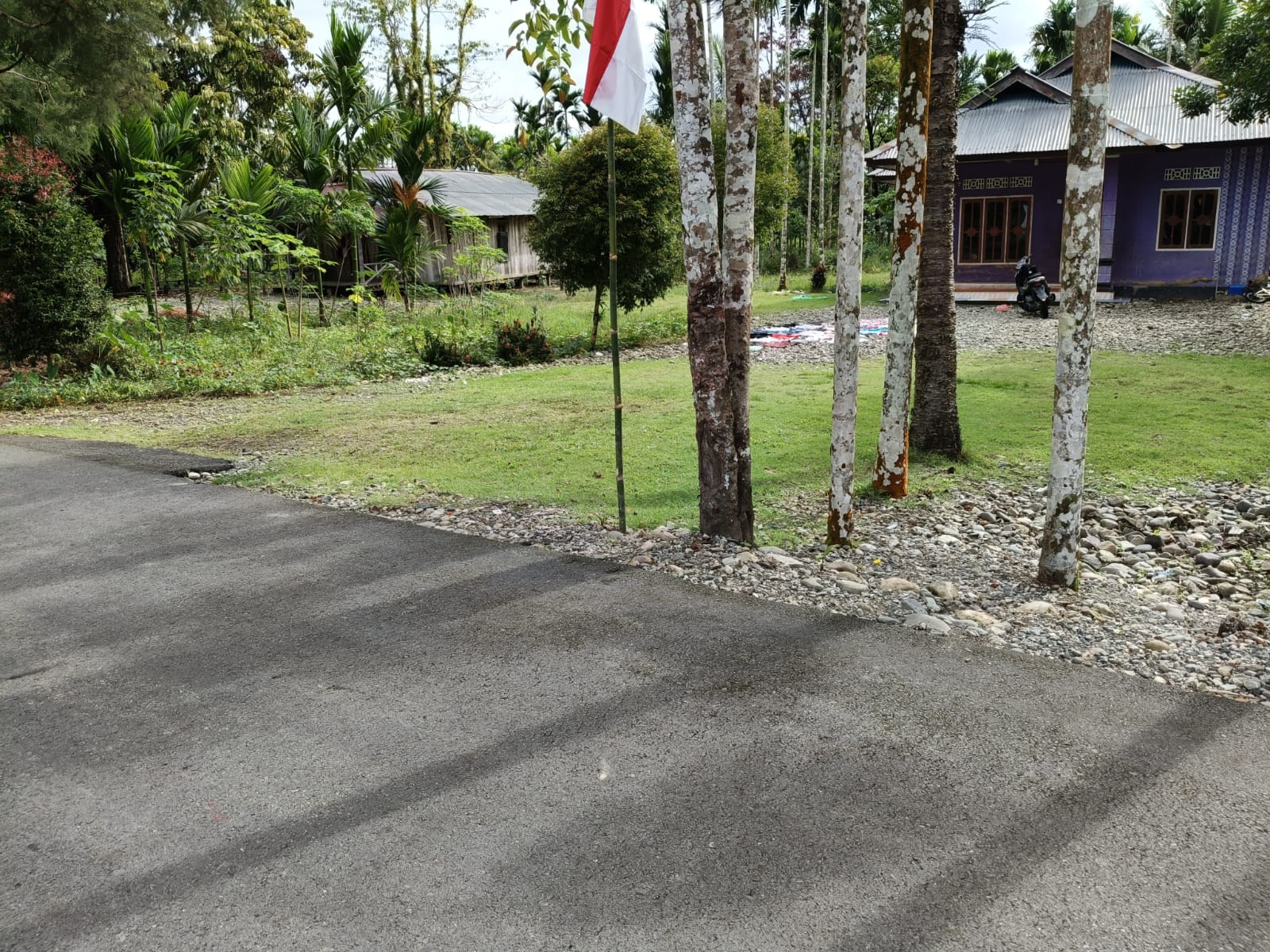 Jalan dan halaman tampak bersih