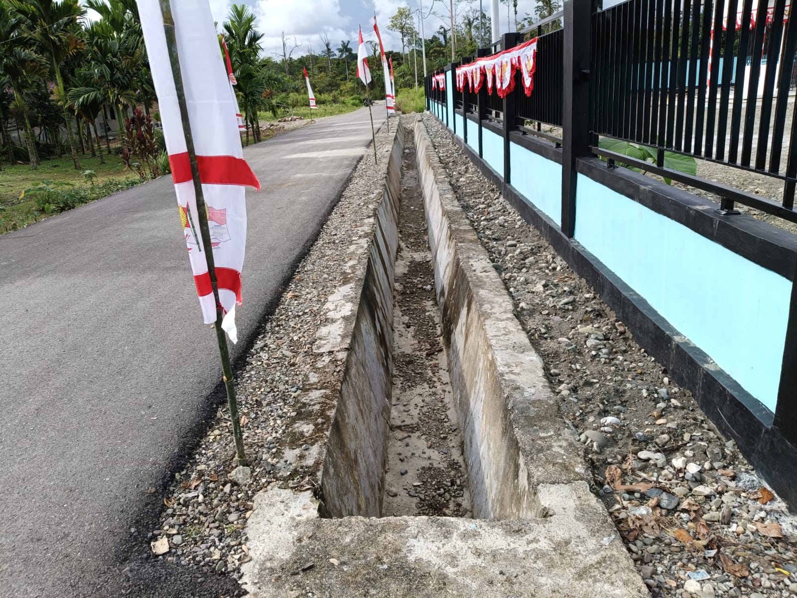Tampak Jalan didepan Kantor Kampung Karya Kencana dan drainase terlihat bersih