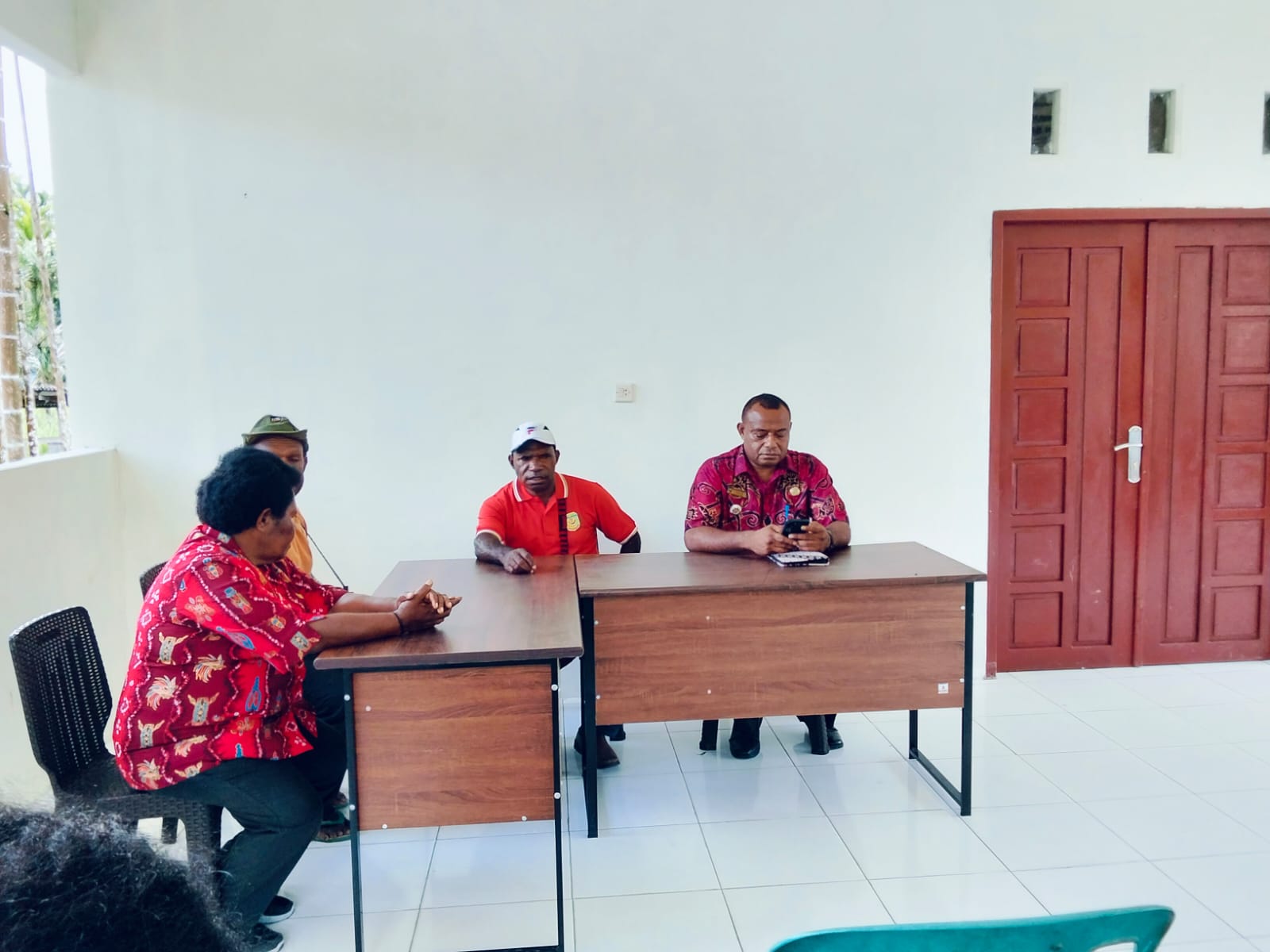 Kepala Distrik Kwamki Narama Edwin Habuebi bersama Kepala Kampung Bintang Lima Marthinus Kogoya dan Petugas Kesehatan saat menghadiri penyuluhan kesehatan di Kampung Bintang Lima 