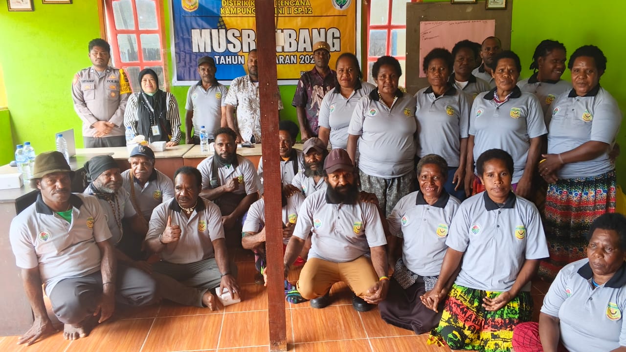 Foto bersama Kepala Distrik Kuala Kencana, Yemi Gobai, Kepala Kampung Utikini II, Marinus Kogoya, Pendamping Desa, Kepala Dusun, Ketua RT Bhabinkamtibmas, dan wargapada saat Musrenbang 