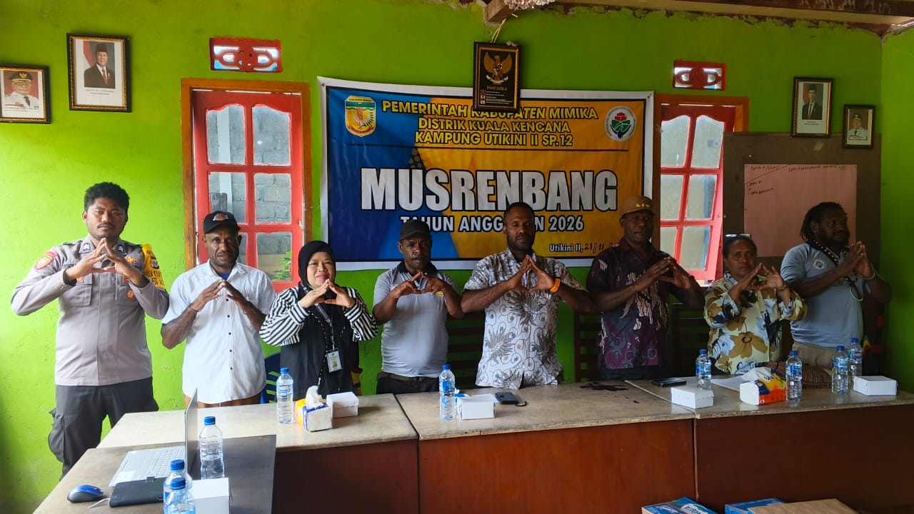 Foto bersama Kepala Distrik Kuala Kencana, Yemi Gobai, Kepala Kampung Utikini II, Marinus Kogoya, Pendamping Desa pada saat Musrenbang 