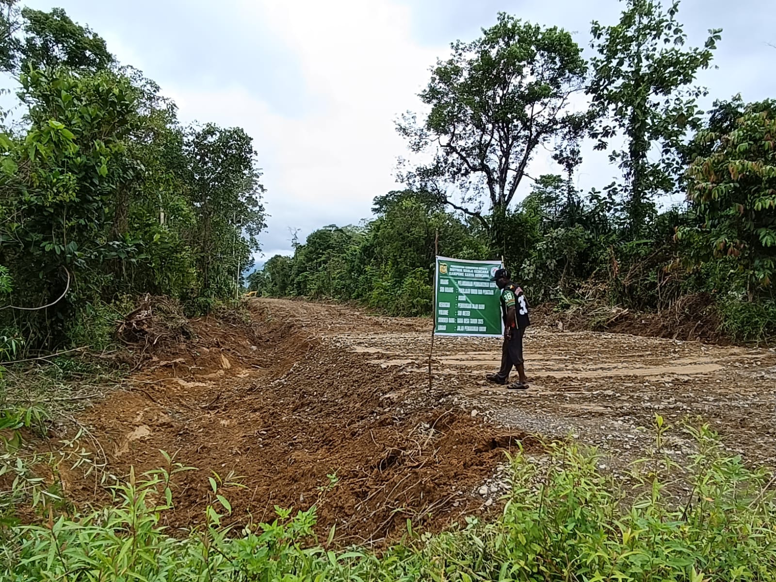 PEMBUKAAN JALAN BARU DALAM KAMPUNG SEPANJANG 500 METER