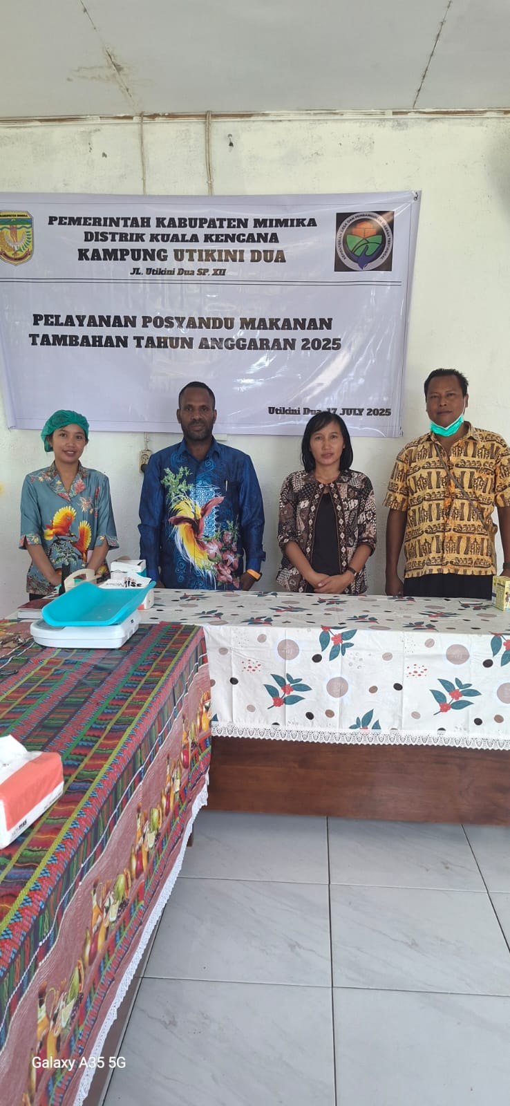 Foto bersama Kepala Kampung Utikini II Marinus Kogoya dan tenaga kesehatan dalam kegiatan posyandu dan Pemberian Makanan Tambahan (PMT) 