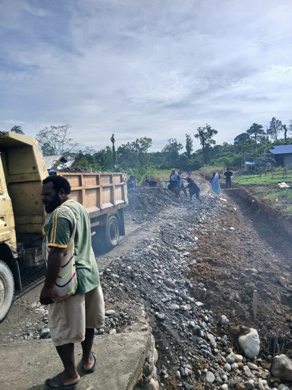 Proses penimbunan jalan baru yang dilakukan oleh pemerintah Kampung 
