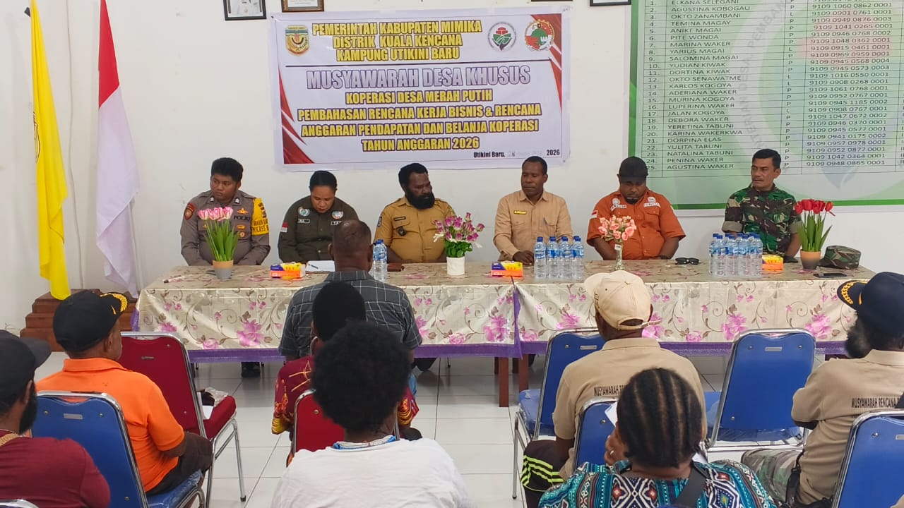 Kepala Kampung Utikini I, Luther Karagainal saat menyampaikan sambutan