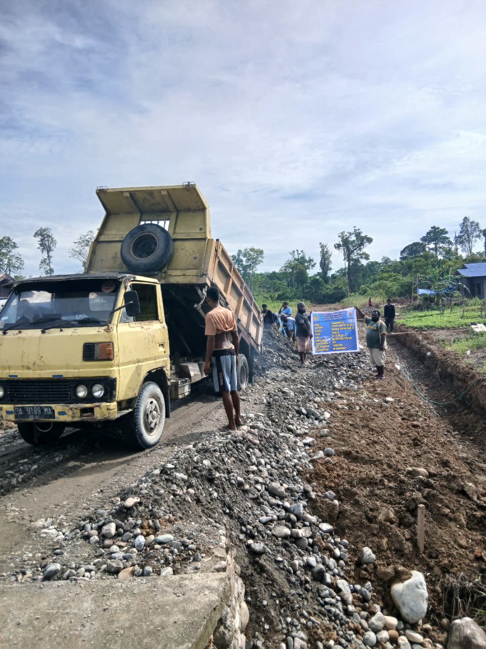 Proses penimbunan jalan yang dilakukan oleh Pemkam dan warga 