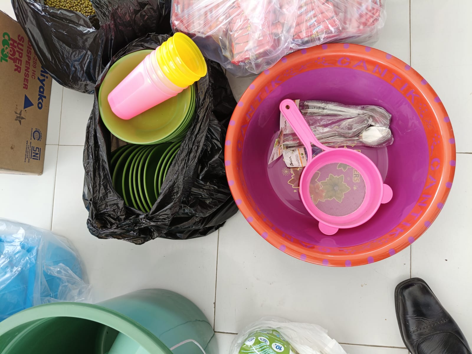 Peralatan makan yang akan diserahkan kepada kader posyandu untuk disiapkan pada saat makanan tambahan 