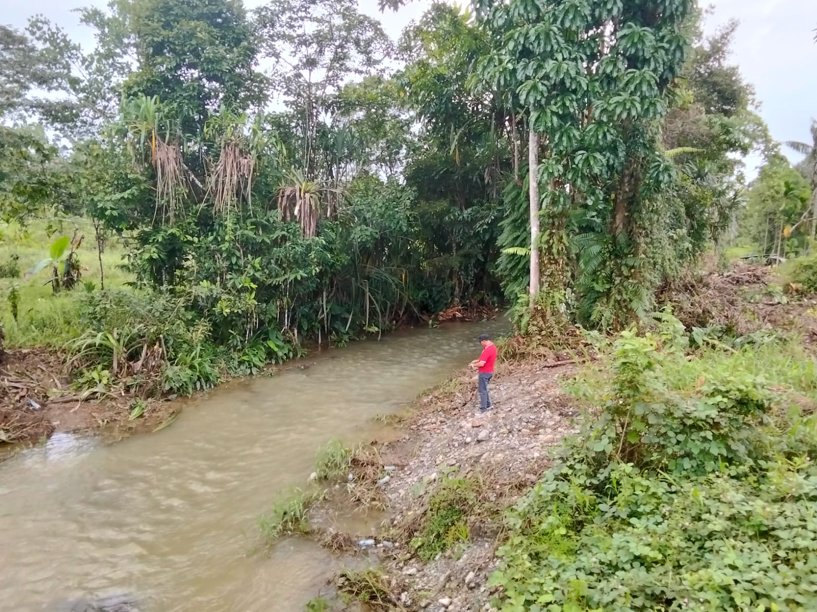 Plt Kepala Kampung Karya Kencana saat meninjau langsung normalisasi sungai