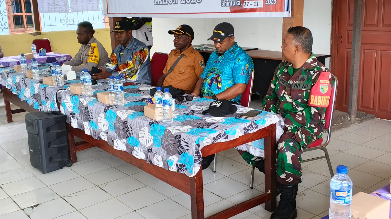 Suasana Musyawarah Desa khusus yang dihadiri oleh Kepala Distrik Kuala Kencana, Yemi Gobai, Kepala Kampung Bhintuka, Penius Tabuni, Kabid PMK dinas DPMK, Frits Werimon, Bhabinkamtibmas dan Babinsa