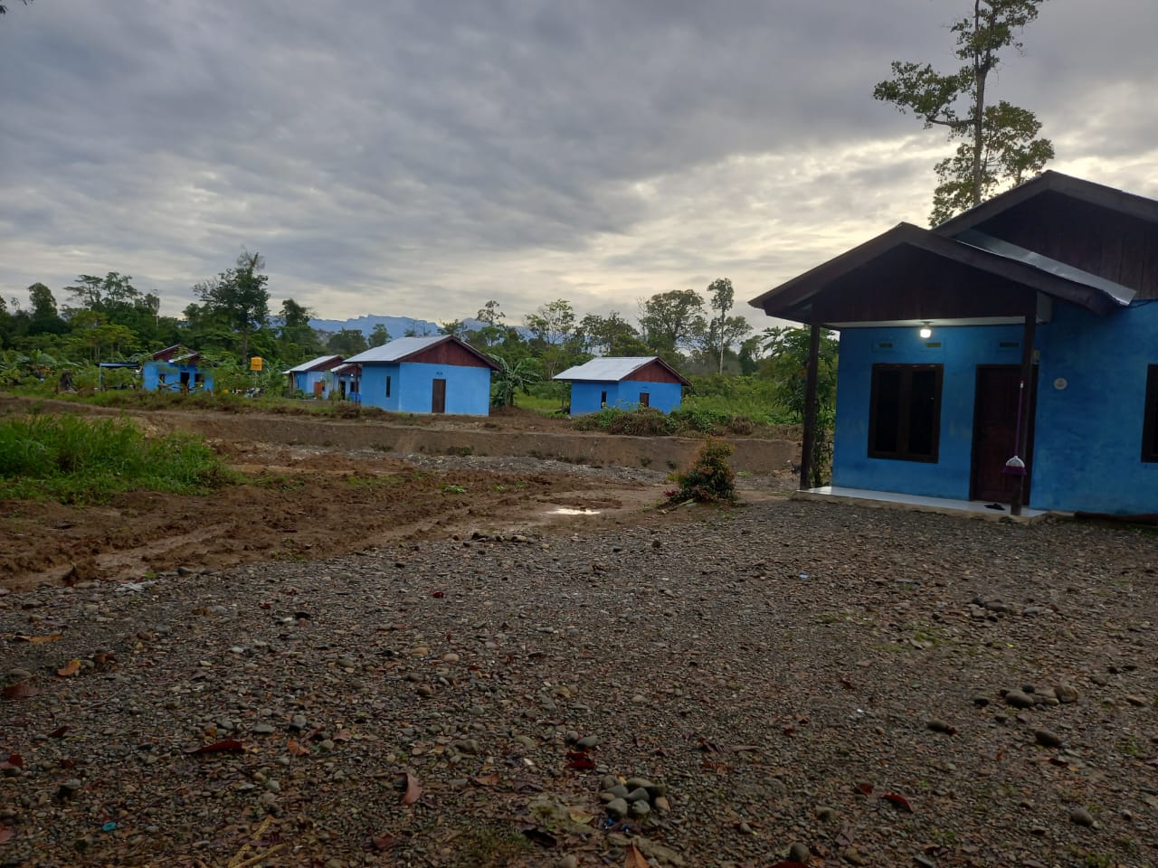 Pembuatan jalan Kampung menuju beberapa rumah warga yang telah dibangun oleh Pemerintah Kampung Utikini Satu
