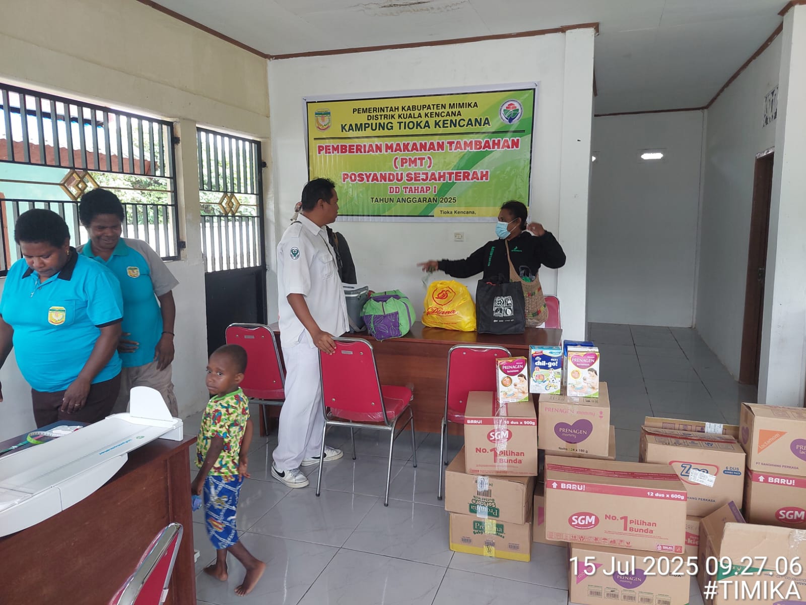 Suasana pelayanan posyandu di Kampung Tioka Kencana