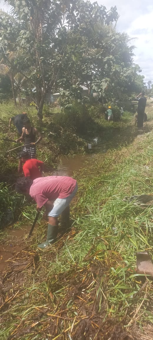 Warga bergotong royong membersihkan parit