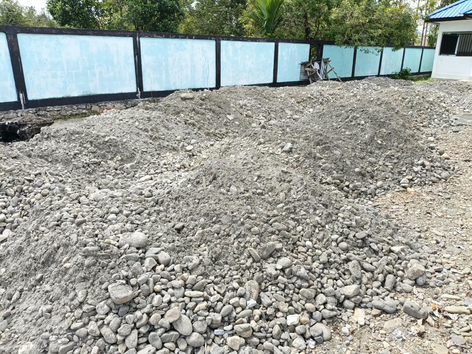 Tampak timbunan yang belum dirapikan 