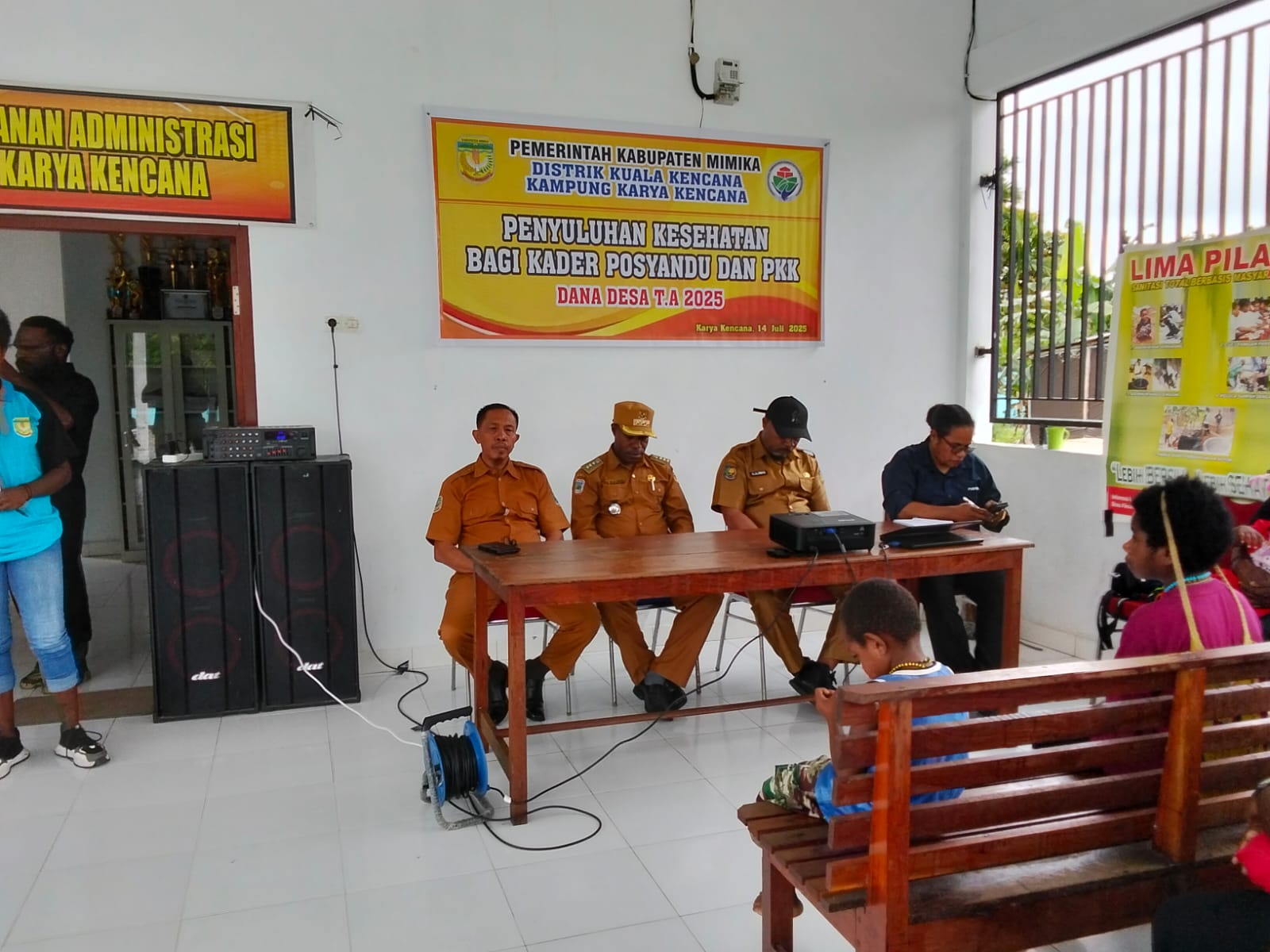 Foto sebelum pembukaan kegiatan, Plt Kepala Kampung Karya Kencana, Rakam Suntoro, Kepala Distrik Kuala Kencana, Yemi Gobai, Kabid Pemerintahan Kampung, Frits Werimon dan Tenaga Ahli Pendamping Masyarakat Desa, Ina