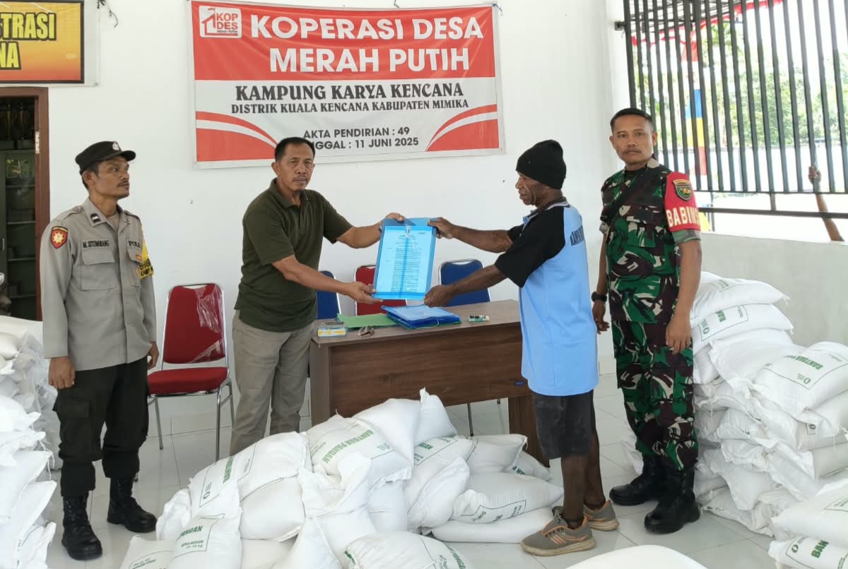 Kepala Kampung Karya Kencana, Rakam Suntoro menyerahkan SK Ketua RT kepada Ketua-ketua RT Terpilih disaksikan oleh Babinsa Koramil Kuala Kencana dan Bhabinkamtibmas Kampung Karya Kencana 