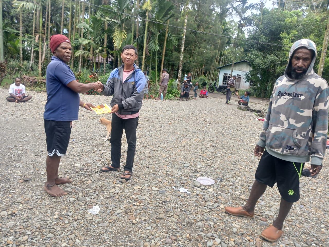 Warga saat menyerahkan hasil pemilihan ketua RT kepada sekertaris kampung, Eko Kurniawan 