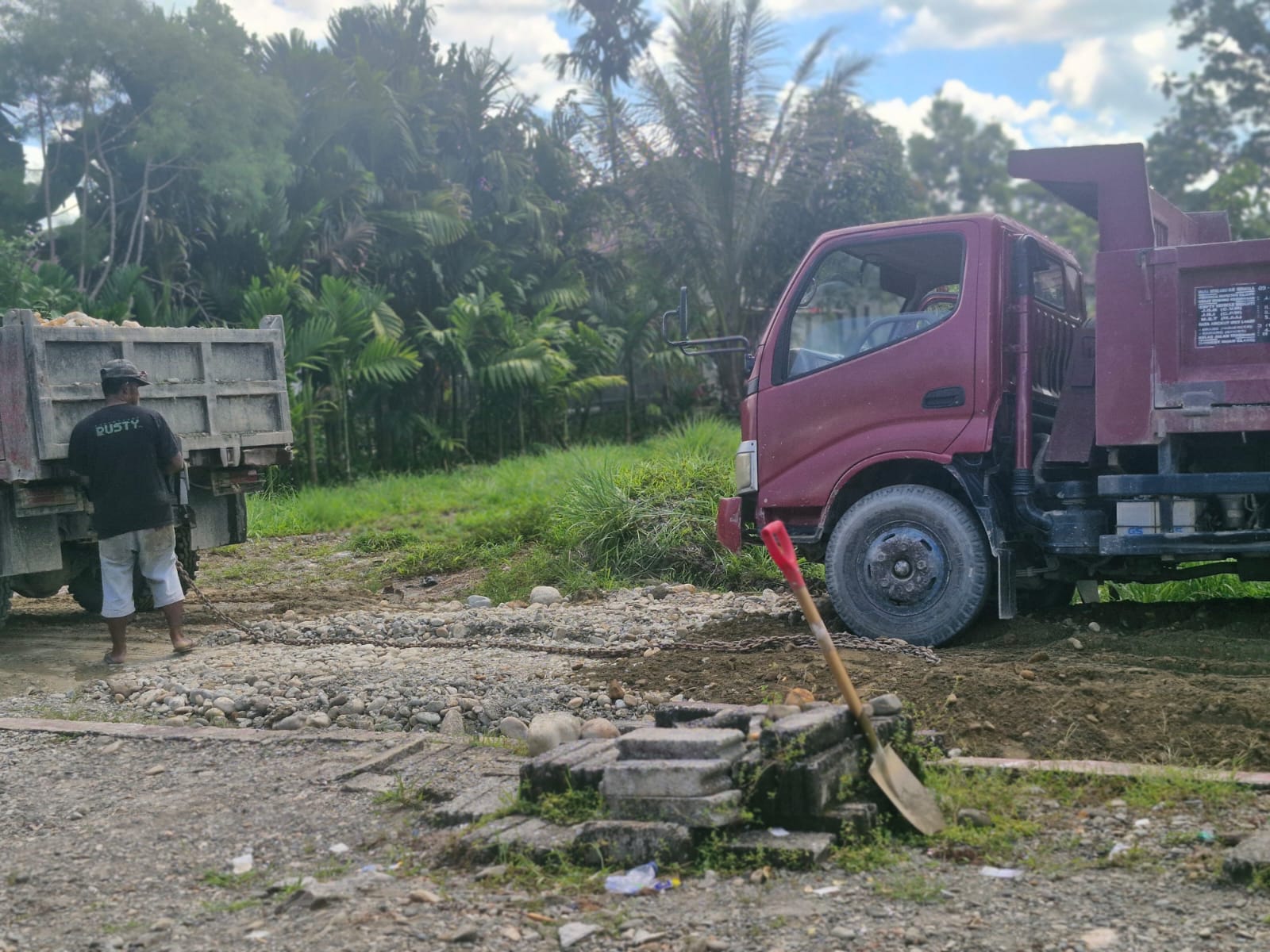 Proses penimbunan jalan di RT 8, Kampung Jimbi