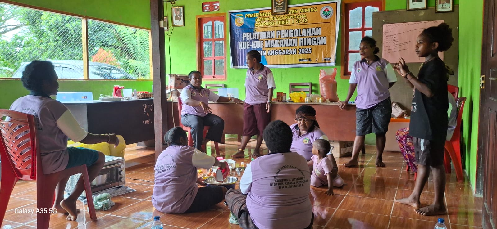 Ibu-ibu kader Posyandu saat dilatih membuat kue