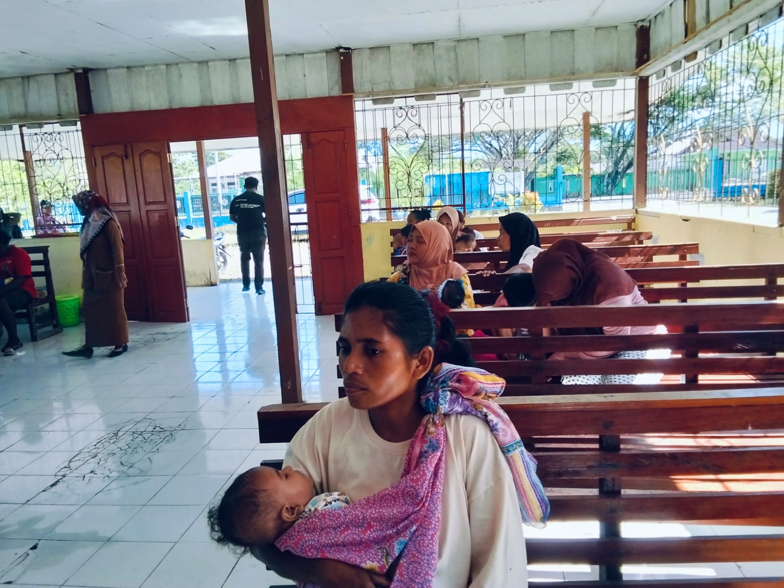 Suasana dibalai Kampung Bhintuka saat ibu-ibu membawa anak-anaknya untuk mengikuti posyandu 