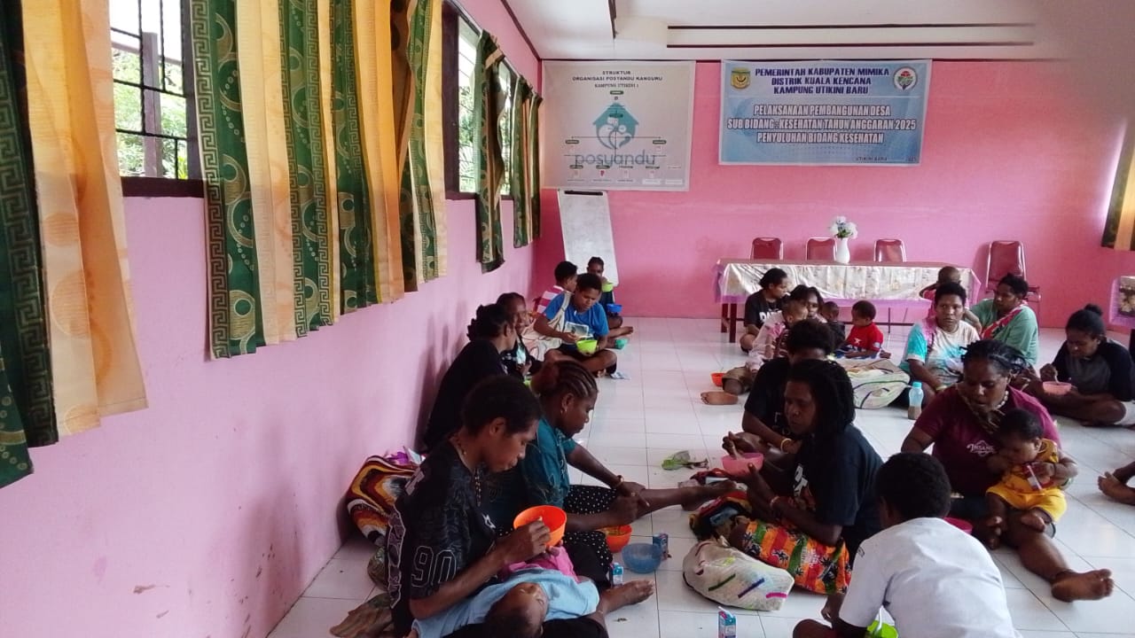 Para ibu-ibu yang membawa anak-anaknya untuk mendapatkan pelayanan kesehatan 