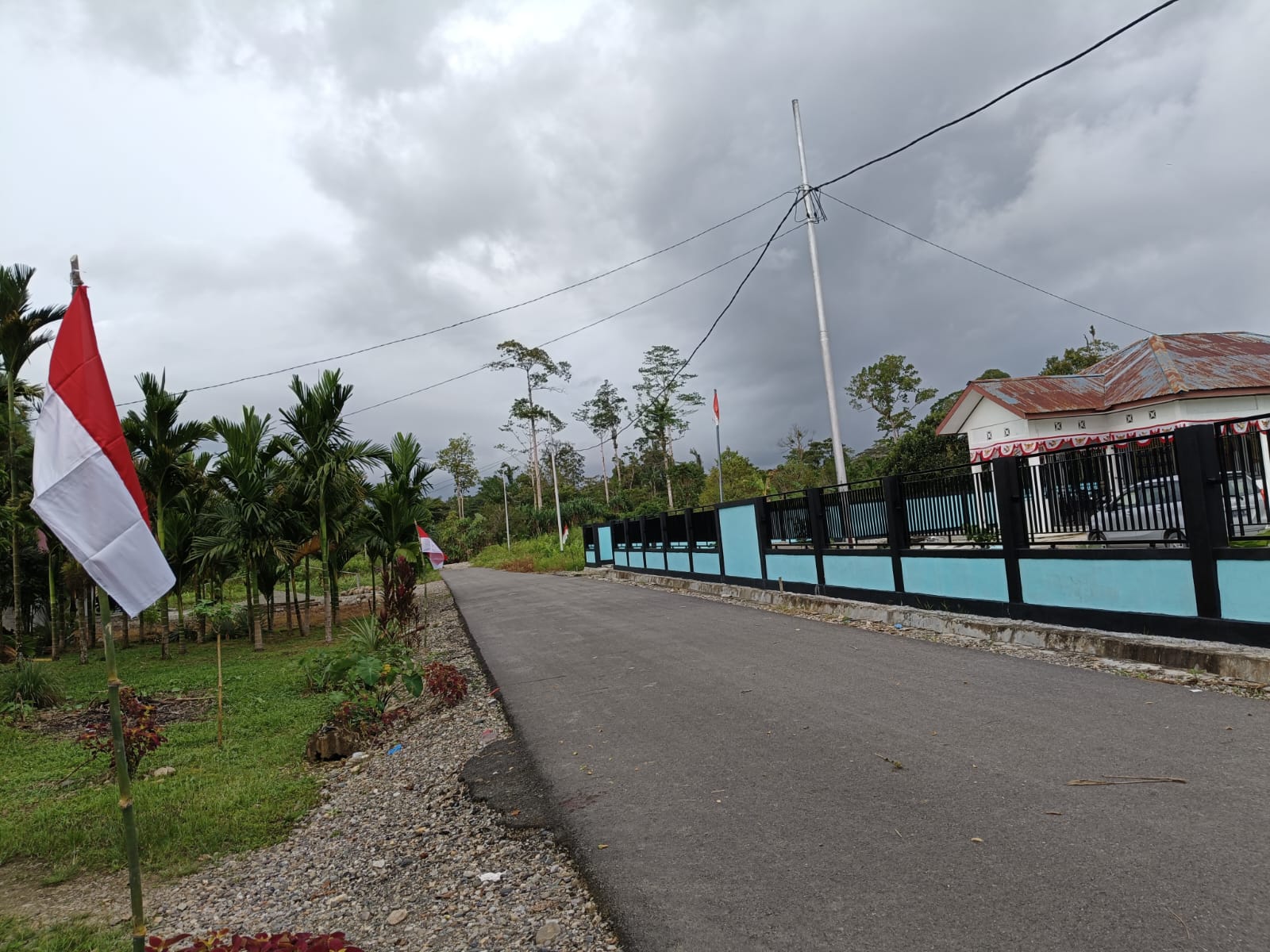 Tampak Kantor Kampung Karya Kencana dari luar pagar
