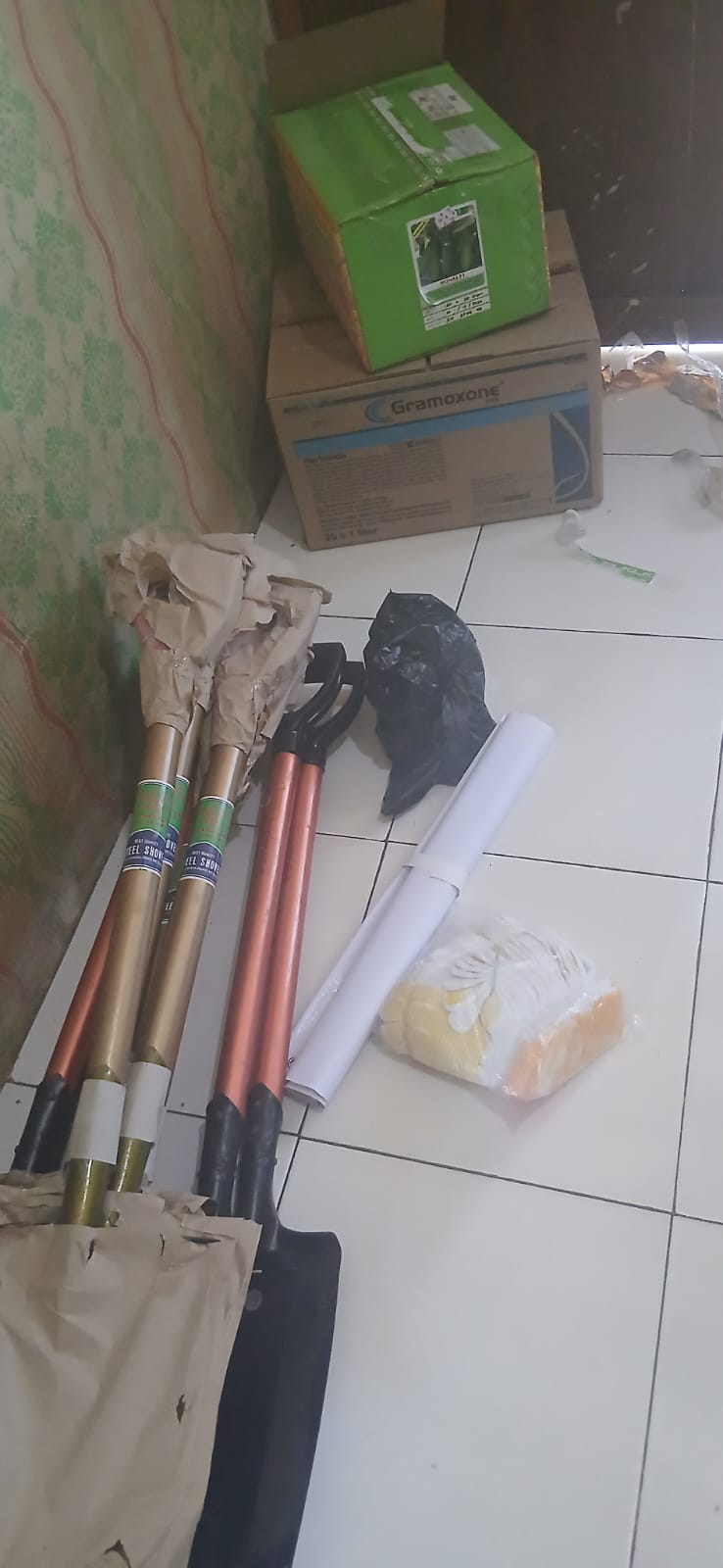 Peralatan pertanian yang disiapkan oleh Pemkam Mimika Gunung yang akan diberikan kepada kelompok tani di Kampung Mimika Gunung 