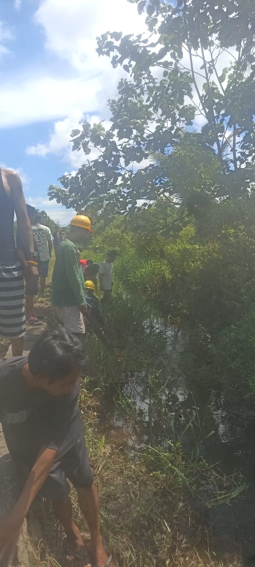 Warga bergotong royong membersihkan parit