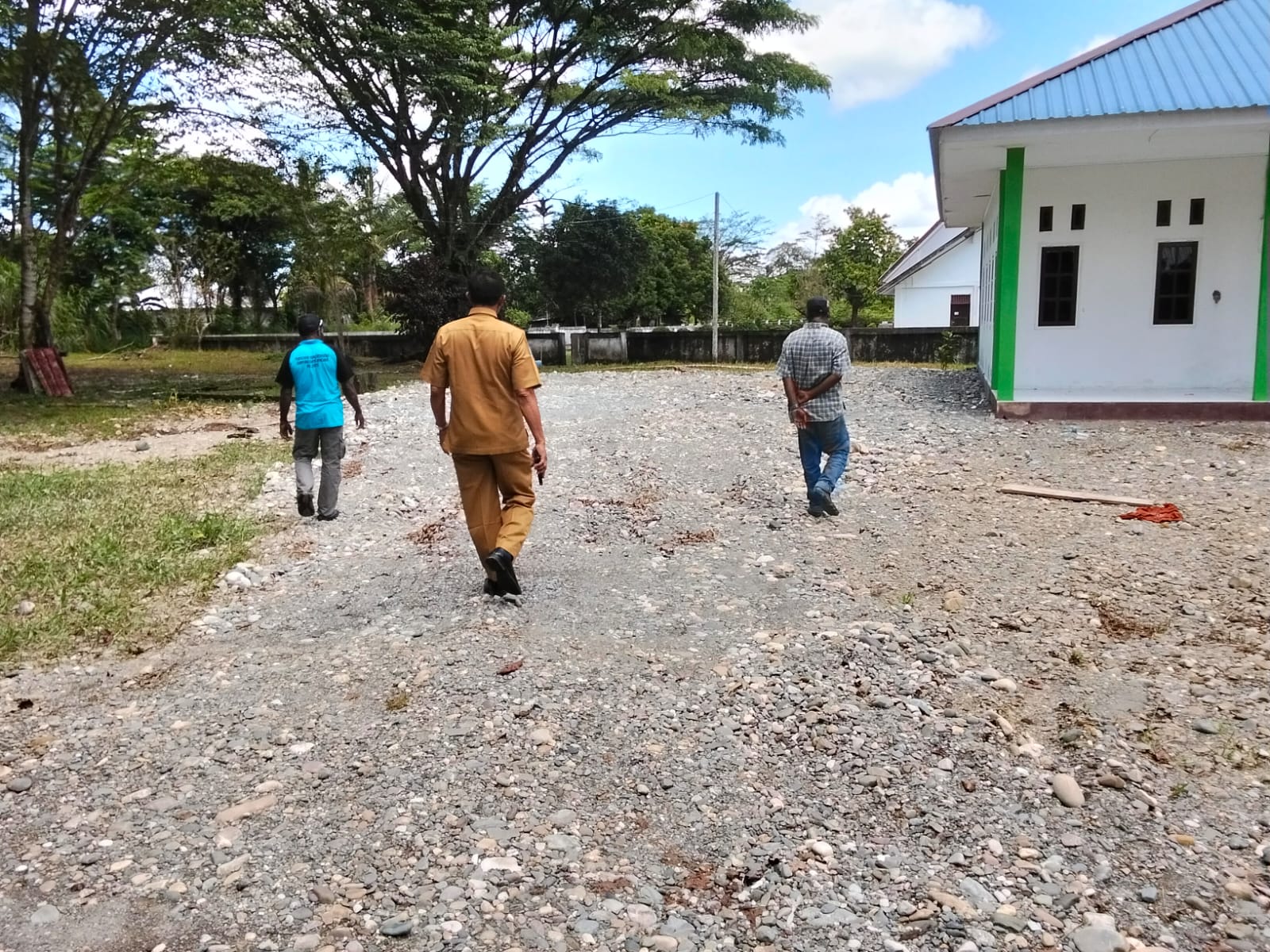 Kepala Kampung Karya Kencana, Rakam Suntoro saat meninjau pembangunan MCK