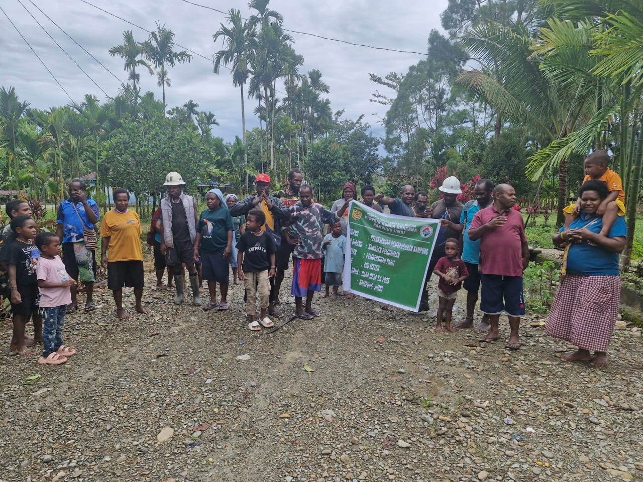 Foto bersama Warga Kampung Jimbi sedang melakukan pembersihan jalan dan parit