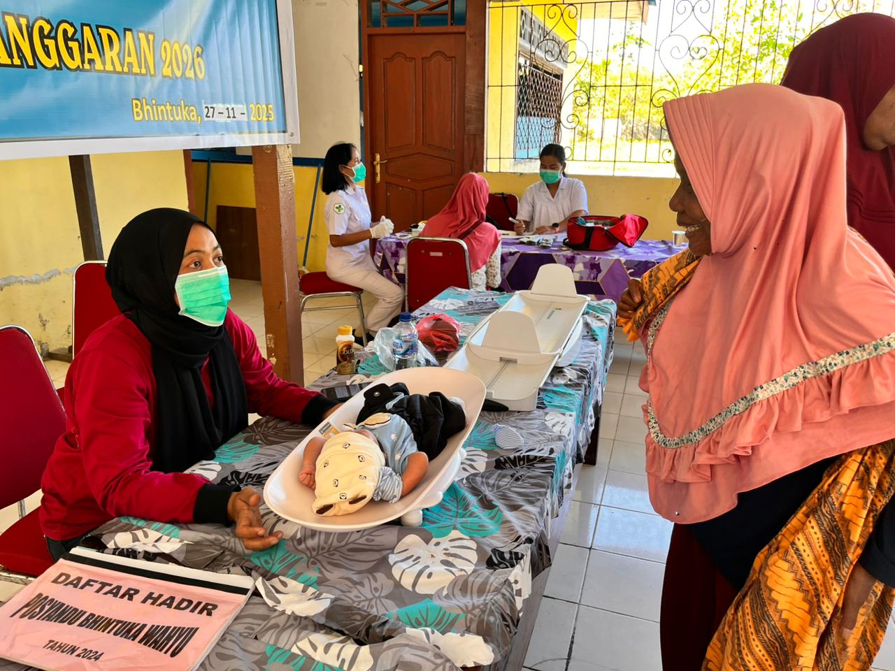 Seorang balita saat ditimbang berat badannya 
