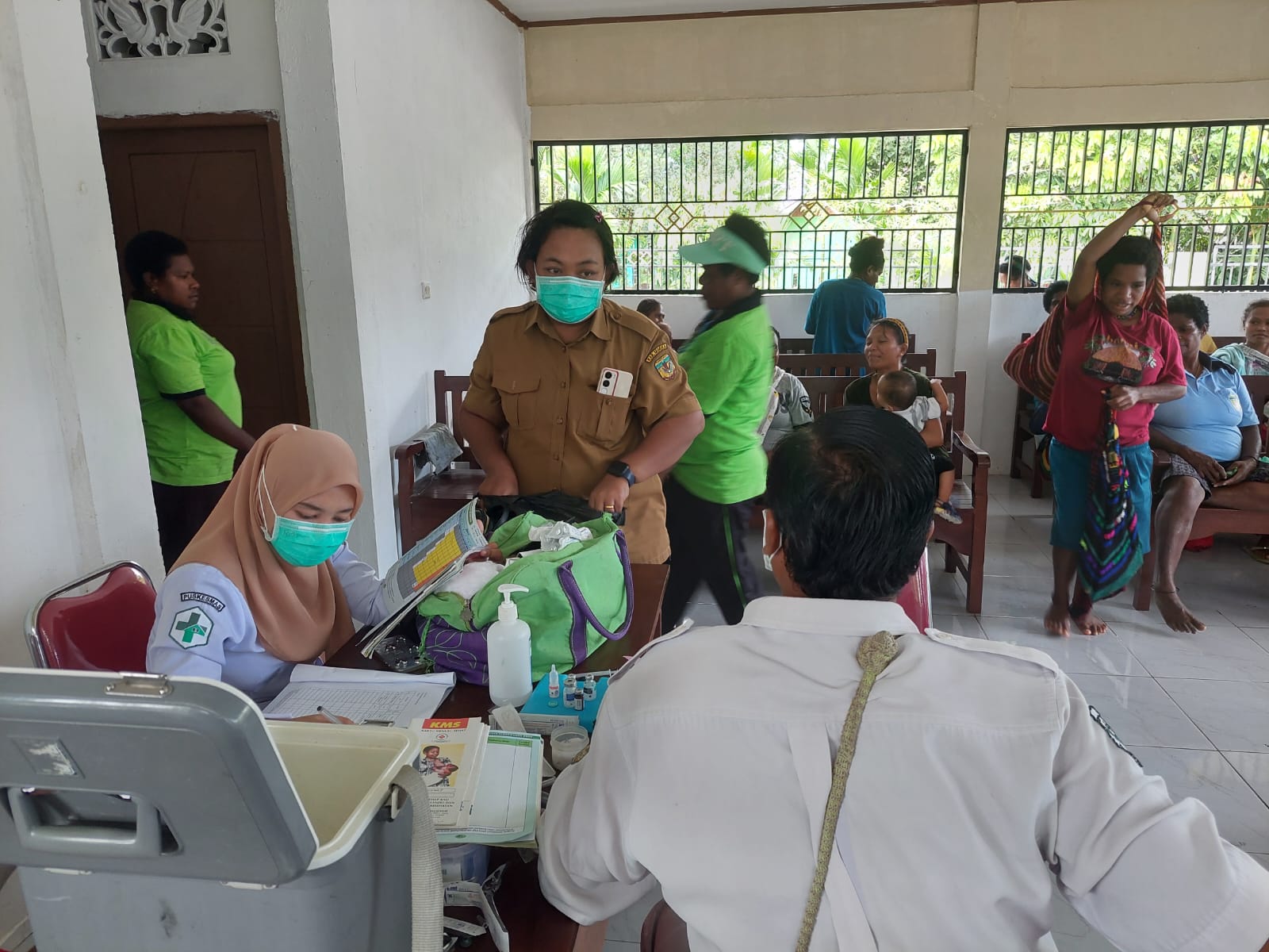 Petugas kesehatan dari Puskesmas Tioka Kencana saat melakukan pelayanan Posyandu
