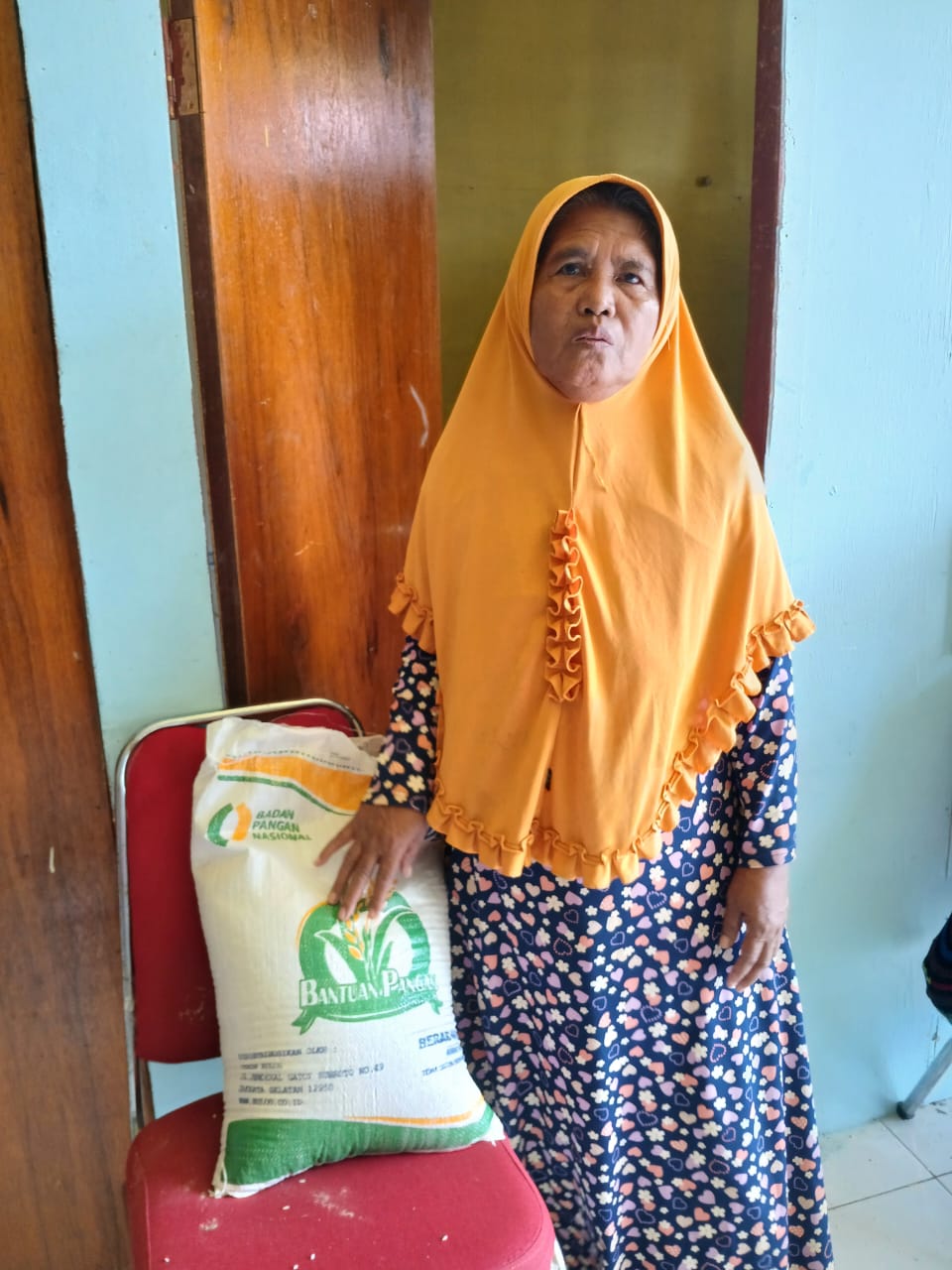 Warga Kampung Bhintuka saat menerima bantuan pangan berupa beras