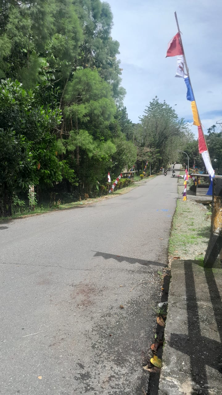 Pemasangan umbul-umbul dipinggir jalan