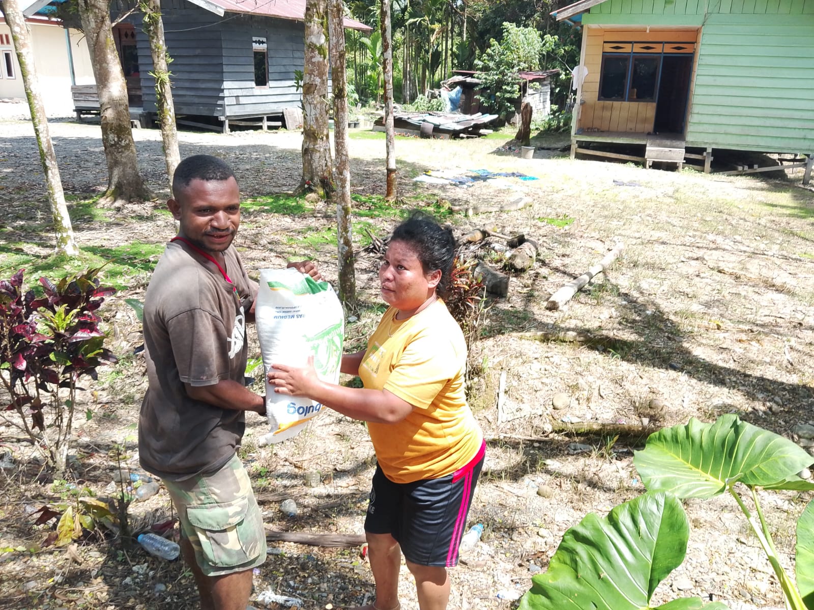 Warga Kampung Utikini II saat menerima bantuan beras