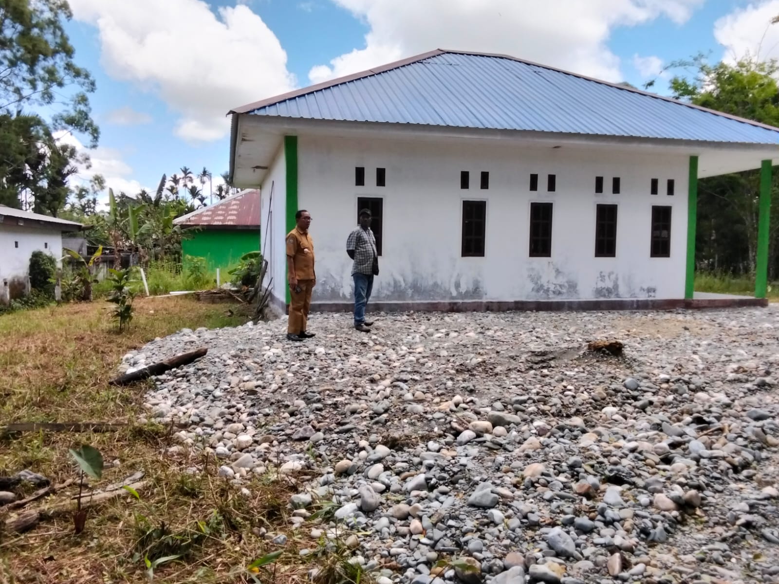 Kepala Kampung Karya Kencana, Rakam Suntoro saat meninjau pembangunan MCK