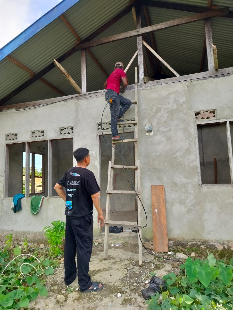 Pemasangan jaringan listrik 