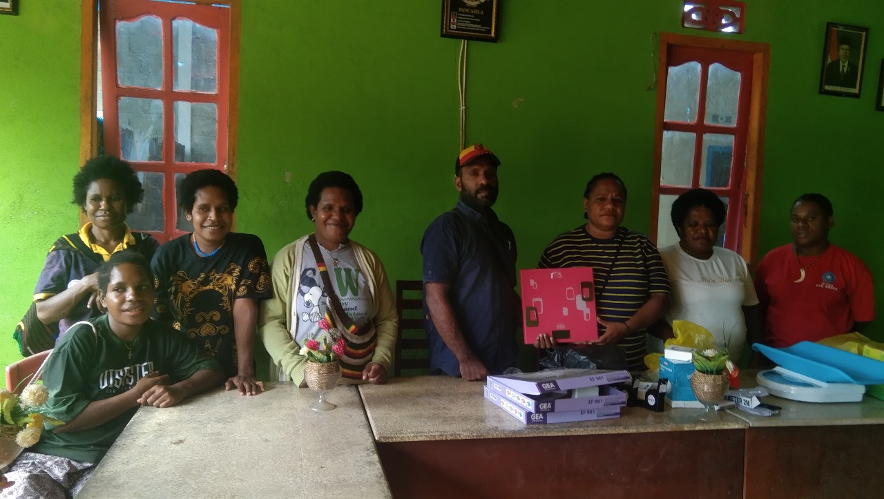 PEMBERIAN ALAT POSYANDU DAN MAKANAN TAMBAHAN, BUKTI KOMITMEN KAMPUNG UTIKINI DUA DALAM PENANGANAN STUNTING DAN PELAYANAN KESEHATAN