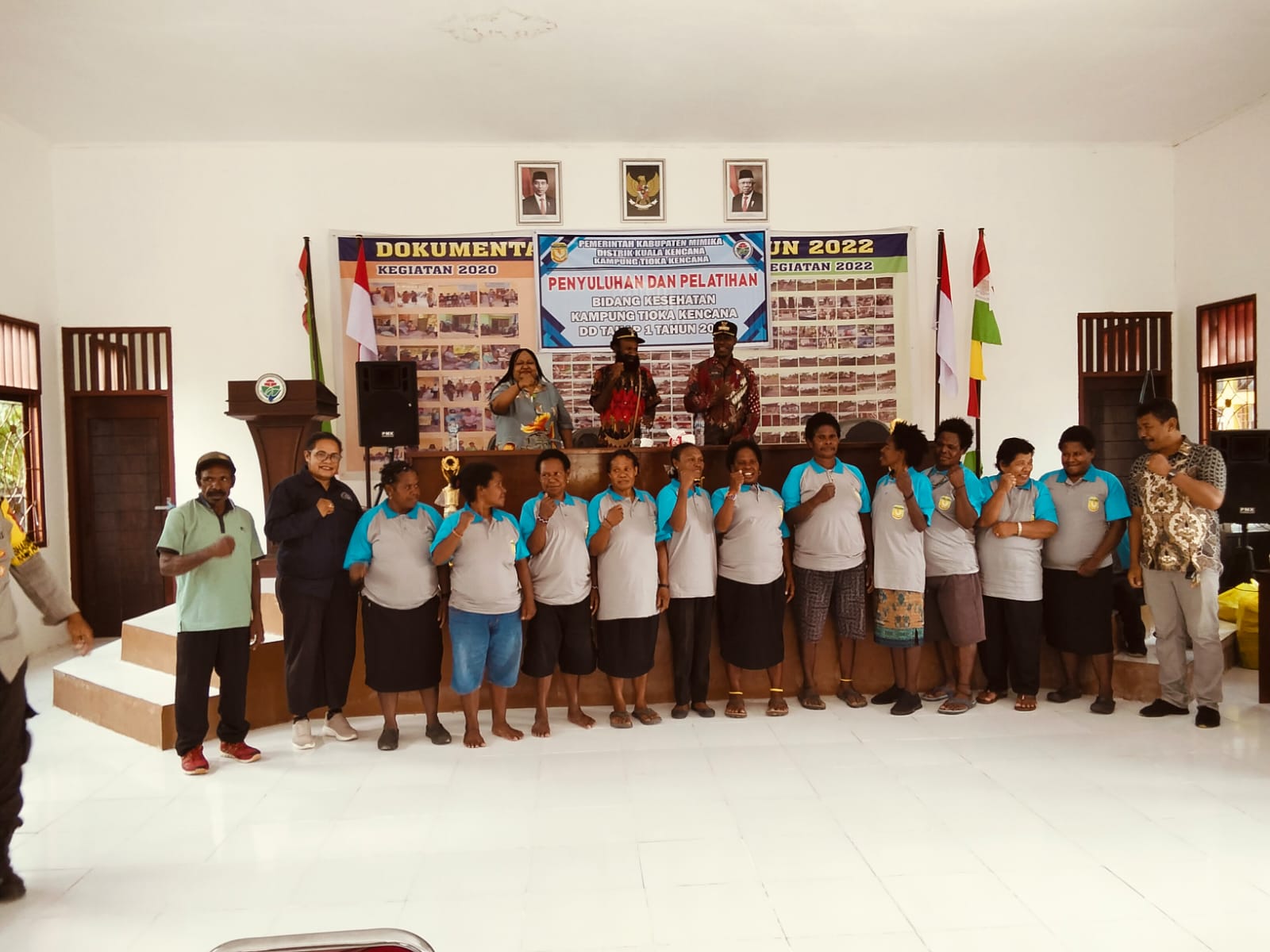 Foto bersama Kepala Kampung Tioka Kencana, Elmi Wungga, Sekertaris Kampung Tioka Kencana, Andi Shahrul, Kepala Distrik Kuala Kencana, bersama kader Posyandu dan PKK