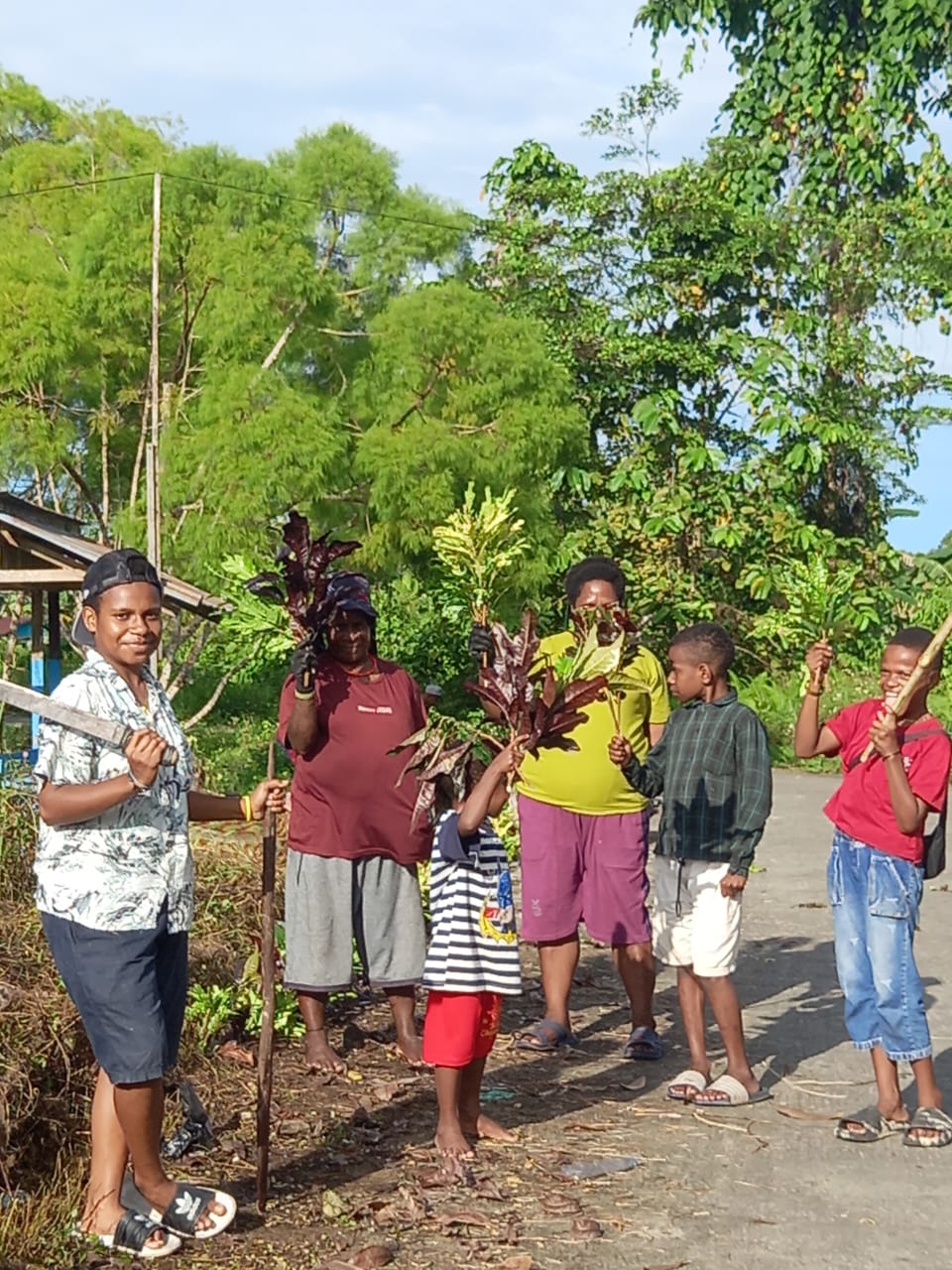 KAMPUNG UTIKINI SATU LIBATKAN PERKAWAN GEREJA DALAM PROGRAM PADAT KARYA: TANAM BUNGA &AMP; BERSIHKAN PARIT