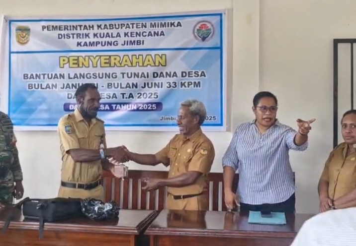 Kepala Kampung Jimbi Litenus Kogoya saat menerima bantuan untuk selanjutnya disalurkan kepada warga