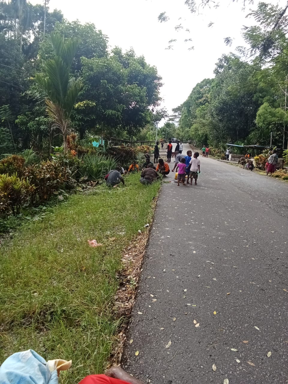 Warga melaksanakan kegiatan padat karya pembersihan Parit